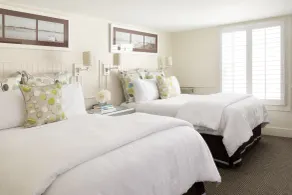 Vineyard Square Hotel & Suites - Room