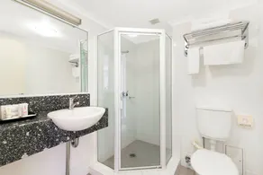 The Wellington Apartment Hotel - Bathroom