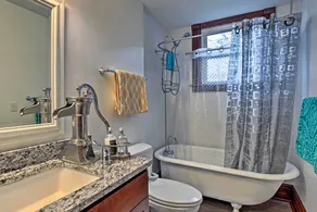 Lawrence Area Vacation Rental 15 Mi to Topeka! - Badeværelse