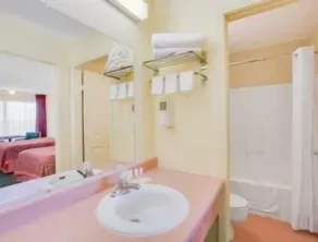 Days Inn by Wyndham Newport - Bad