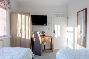 Apple House Wembley - Family room with shared bathroom - Room
