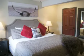 Yamnuska Suites - Room