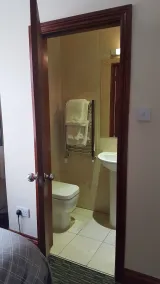 Airport Guest House - Bathroom