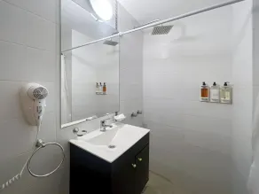Modern Studio with Amenities and balcony in the Heart of the City - Badezimmer