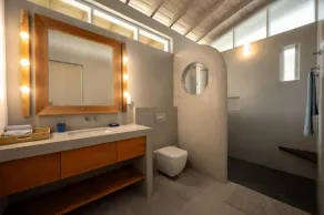 Nil Ralla - 5BR Beachfront Villa, Private Pool, Cook - Badezimmer