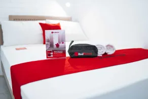 RedDoorz Plus at BGC near St Lukes - Chambre