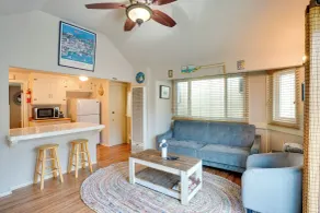 Tropical Island Escape w/ Deck, Walk to Avalon Bay - Innvendig