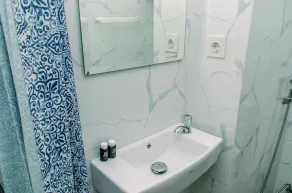 Nice and Elegant Studio near Campus at Pacific Garden Alam Sutera Apartment By Travelio - Badeværelse