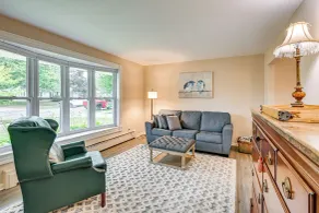 1 Mi to Dtwn: Suburban Home w/ Yard in Owosso - Interiör