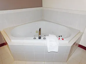 Days Inn by Wyndham Fargo/Casselton Waterpark - Badezimmer