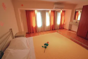 Lydia Lithos Houses - Camera
