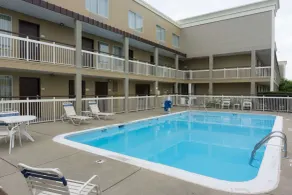 Days Inn by Wyndham Florence Cincinnati Area - Piscine
