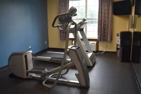 Days Inn & Suites by Wyndham Tucker/Northlake - Fitness facility