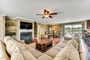 Luxe Lakefront Portsmouth Home: Fish, Swim & Play! - Interiør