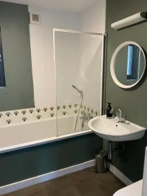 Large Boutique Holiday House With hot tub Near Bath - Bathroom