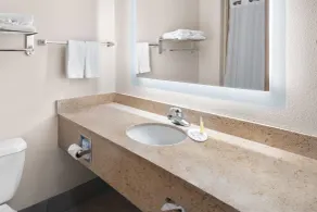 Super 8 by Wyndham Fort Worth Stockyards - Salle de bain