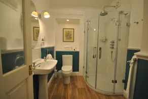 Churchill Guest House - Bathroom
