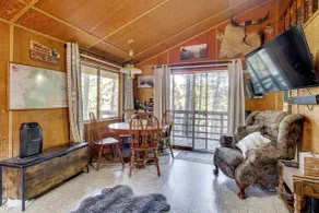 Fire Pit & Water Views! Woodsy Tygh Valley Retreat - Innenbereich