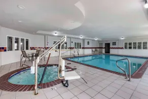 Quality Inn & Suites I-35 E-Walnut Hill - Pool
