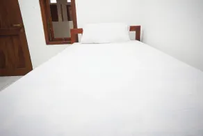OYO Life 93038 Kost Putra Malilah - Room
