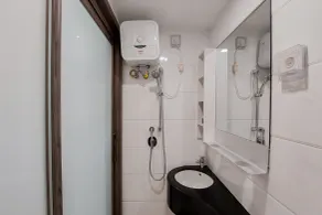 Comfortable And Simply Studio At Sky House Bsd Apartment - Bathroom