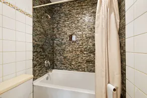 Qupqugiaq Inn - Bathroom