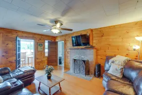 Massachusetts Lake House w/ Dock - Pets Welcome! - Interiör