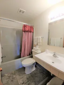 Lake Aire Motel - Bathroom