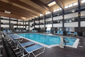 DoubleTree by Hilton Manhattan, KS - Piscine