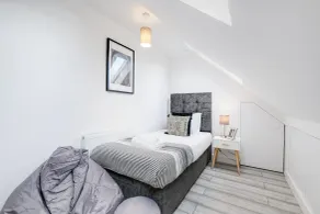 Stunning 6 Bed House with Games Room and Garden Near Pinewood -Iver - Værelse