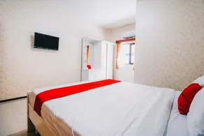 RedDoorz near Taman Rekreasi Selecta - Chambre