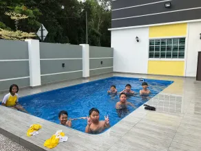 H&H 1 Guest House - Pool