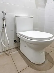 Hotel O Ayu Bypass MansionNearBundaran Gerung - Baño