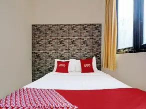 OYO 1699 Verona Residence - Room