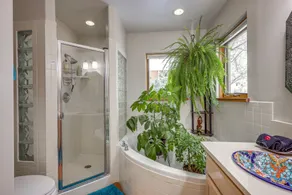 Serene Santa Fe Getaway w/ Hot Tub & Fireplace! - Badezimmer