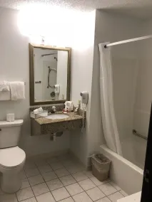 Super 8 by Wyndham Milwaukee Airport - Salle de bain