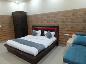 Swastika Homes Near Wave City Center Noida - Habitación