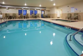 Holiday Inn Express & Suites Willmar by IHG - Piscina