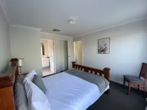 Modern 4-Bedroom Home, Near Playground, Lake Nature Trails, Minutes to Bendigo - Værelse