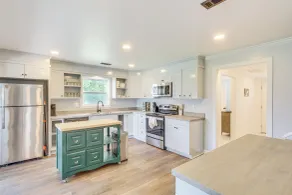 Walk to Winery! Home w/ Patio & Yard in Holt - Innvendig