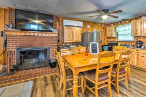 Cozy Kentucky Cabin w/ Sunroom, Yard & Views! - Eget kjøkken