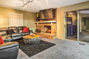 Suburban Detroit Home w/ Porch, Yard & Fire Pit! - Innenbereich