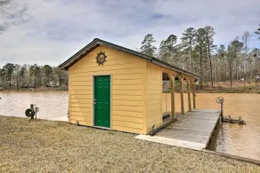 Lakefront Sparta Home w/ Private Pool & Dock! - Interiör