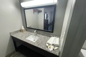Western Inn Marietta - Bathroom