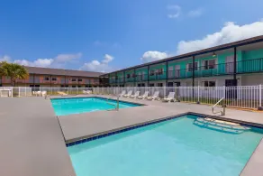 Super 8 by Wyndham Biloxi at the Beach - Pool