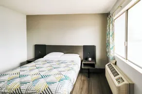 Home 6 by Townhouse Topeka KS I 70 - Chambre