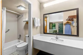 Super 8 by Wyndham Acworth/Atlanta Area - Badezimmer