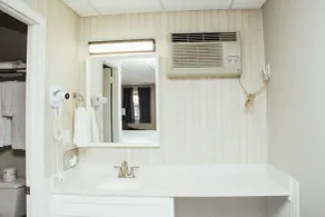 Country Squire Inn and Suites - Baño