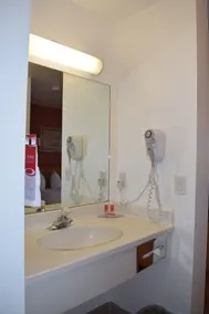 Econo Lodge Albuquerque Old Town - Bathroom
