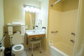 Coratel Inn and Suites By Jasper River Falls - Baño